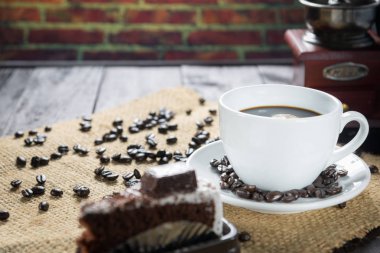 Kahve fincanı ve rustik bir arka plan üzerinde fasulye. Kahve Espresso ve