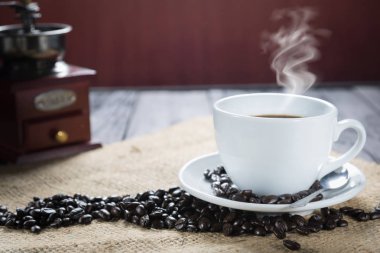 Kahve fincanı ve rustik bir arka plan üzerinde fasulye. Kahve Espresso ve