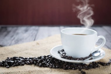Kahve fincanı ve rustik bir arka plan üzerinde fasulye. Kahve Espresso ve