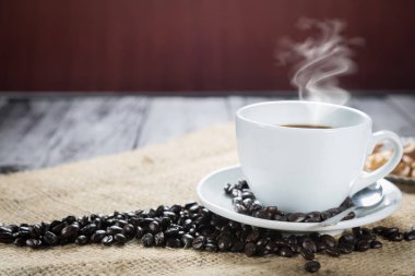 Kahve fincanı ve rustik bir arka plan üzerinde fasulye. Kahve Espresso ve