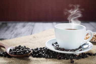 Kahve fincanı ve rustik bir arka plan üzerinde fasulye. Kahve Espresso ve