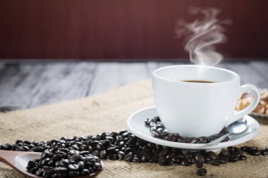 Kahve fincanı ve rustik bir arka plan üzerinde fasulye. Kahve Espresso ve
