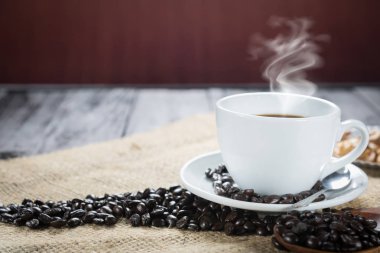 Kahve fincanı ve rustik bir arka plan üzerinde fasulye. Kahve Espresso ve