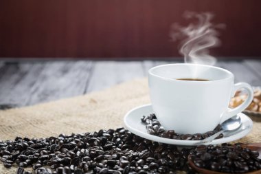 Kahve fincanı ve rustik bir arka plan üzerinde fasulye. Kahve Espresso ve