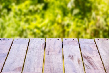 Ahşap masa üstü orman arka plan üzerinde boş. Montaj olabilir veya görüntüleme