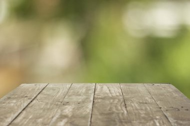 Ahşap masa üstü orman arka plan üzerinde boş. Montaj olabilir veya görüntüleme