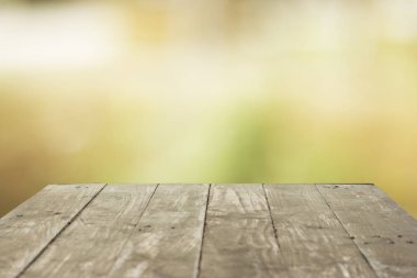 Ahşap masa üstü orman arka plan üzerinde boş. Montaj olabilir veya görüntüleme