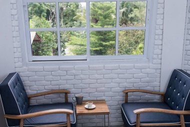 Beyaz bric ile modern loft oturma odasında mavi klasik koltuk