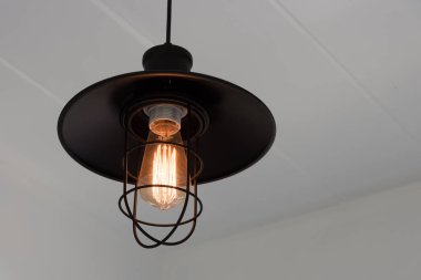 vintage lamba beyaz duvar ile tavandan asılı