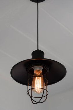 vintage lamba beyaz duvar ile tavandan asılı