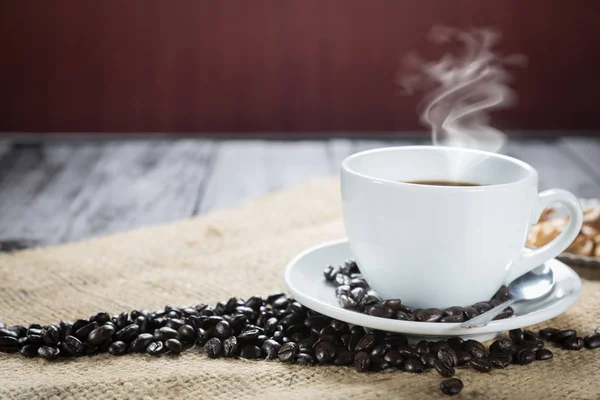 Filiżanka kawy i fasoli na tle rustykalnym. Kawa Espresso i — Zdjęcie stockowe