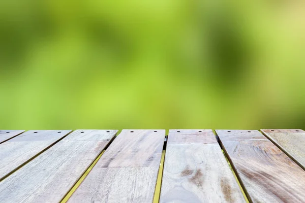 Mesa de madera vacía sobre fondo forestal. puede montar o displa — Foto de Stock