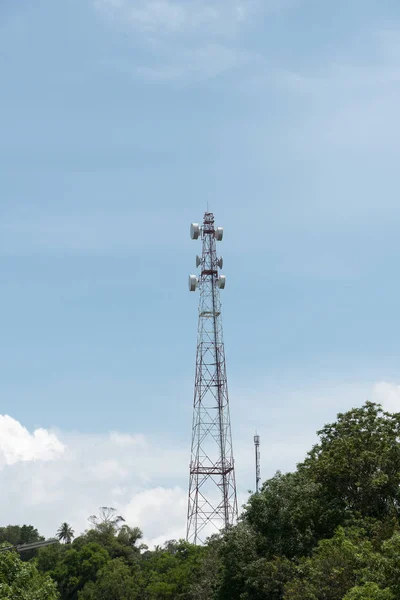 Antenas de TV mastro de telecomunicações tecnologia sem fio com céu azul — Fotografia de Stock