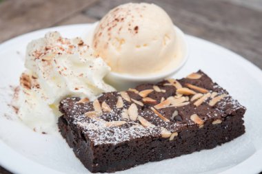 Brownie dondurma ile beyaz plaka üzerinde