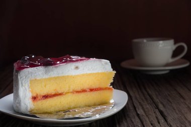 Vanilyalı kek ahududu ile tepesi