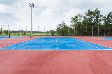 Tenis Kortu boş kırsal kesimde
