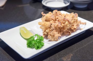 Kızarmış kalamar tentacles masada