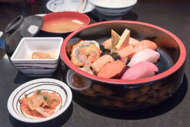 Suşi krizantem ile. Görüntü Japon gıda