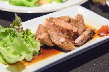 Domuz Tepunyaki tarifi Japon Soya soslu ızgara domuz olduğunu.