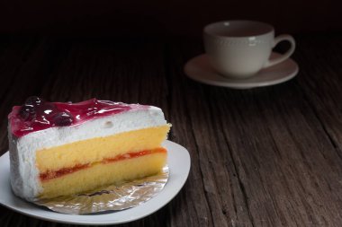 Vanilyalı kek ahududu ile tepesi