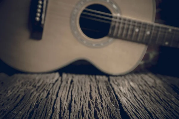 Ledigt utrymme trä med akustisk gitarr — Stockfoto