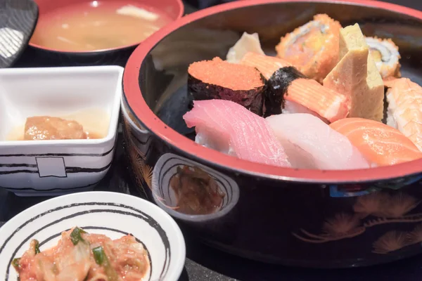 국화와 초밥입니다. 일본 식품의 이미지 — 스톡 사진