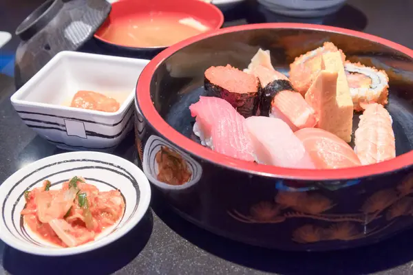 Krizantém sushi. Japán élelmiszer képe — Stock Fotó