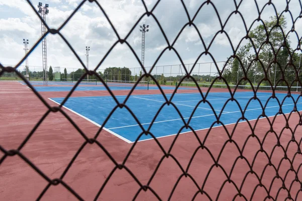 Tennis court empty in countryside — Stock Photo, Image
