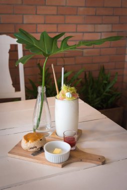 Hindistan cevizi suyu pamuk helva ve yabanmersini çörek tepesi