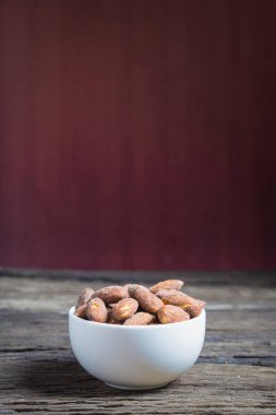 Beyaz kase içinde tuz kavrulmuş badem 