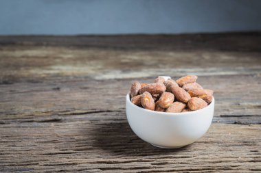 Beyaz kase içinde tuz kavrulmuş badem 