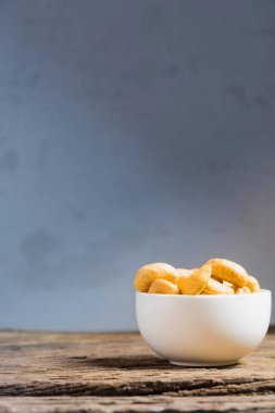 doğal ahşap masa arka plan üzerine kavrulmuş kaju fıstığı