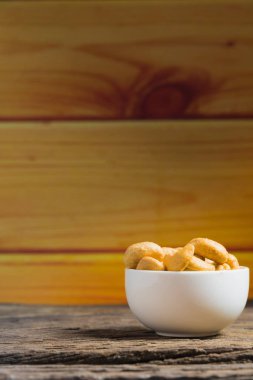 doğal ahşap masa arka plan üzerine kavrulmuş kaju fıstığı