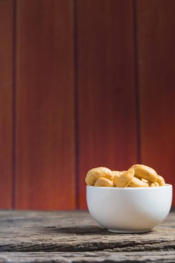 doğal ahşap masa arka plan üzerine kavrulmuş kaju fıstığı