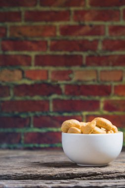 doğal ahşap masa arka plan üzerine kavrulmuş kaju fıstığı