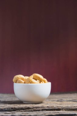 doğal ahşap masa arka plan üzerine kavrulmuş kaju fıstığı