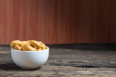 doğal ahşap masa arka plan üzerine kavrulmuş kaju fıstığı