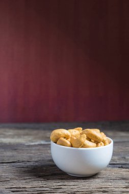 doğal ahşap masa arka plan üzerine kavrulmuş kaju fıstığı