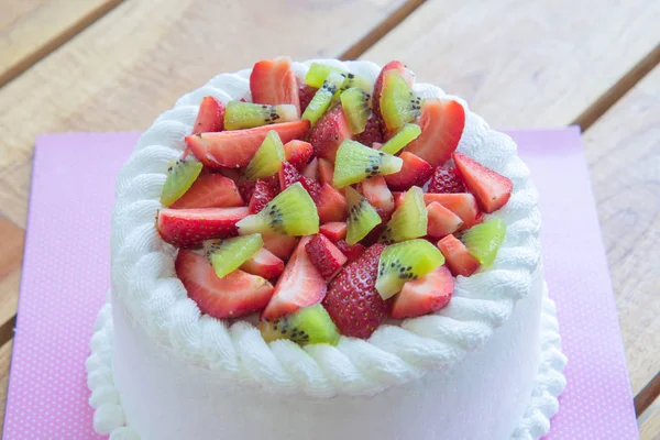 Strawberry and kiwi shortcake — Stock Photo, Image