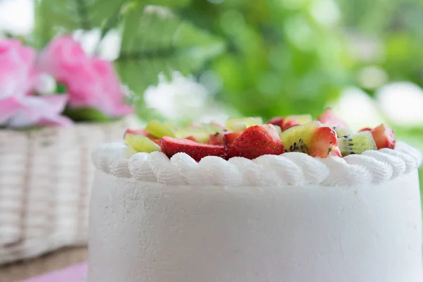 Bolo de morango e kiwi — Fotografia de Stock