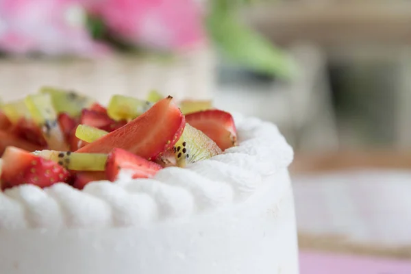 Strawberry and kiwi shortcake — Stock Photo, Image