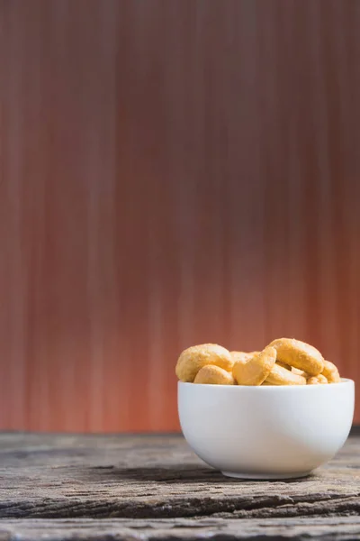 Geroosterde cashewnoten op natuurlijke houten tafel achtergrond — Stockfoto