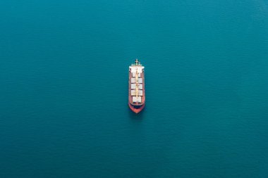 Bir kargo gemisi havadan görünümü
