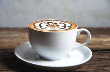 Kahve fincanı eski ahşap bir parça üzerine yerleştirilen