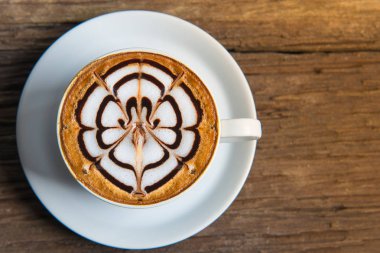 Kahve fincanı eski ahşap bir parça üzerine yerleştirilen