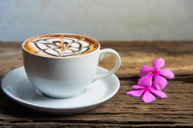 Kahve fincanı eski ahşap bir parça üzerine yerleştirilen