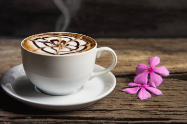 Kahve fincanı eski ahşap bir parça üzerine yerleştirilen