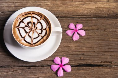 Kahve fincanı eski ahşap bir parça üzerine yerleştirilen