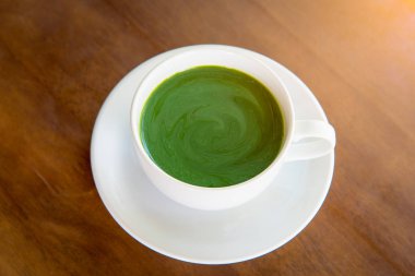Bir fincan sıcak yeşil çay matcha 