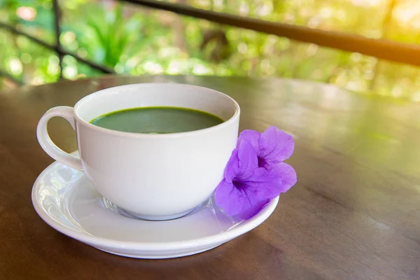 Matcha de thé vert chaud dans une tasse — Photo